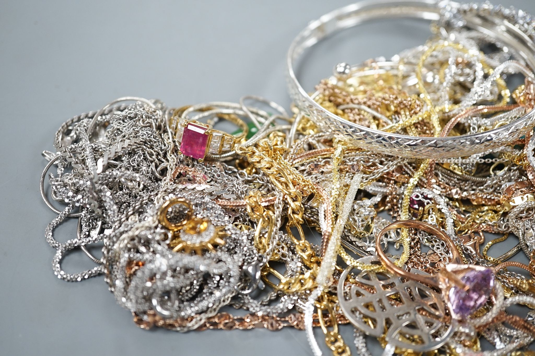 A quantity of assorted modern 925 jewellery.
